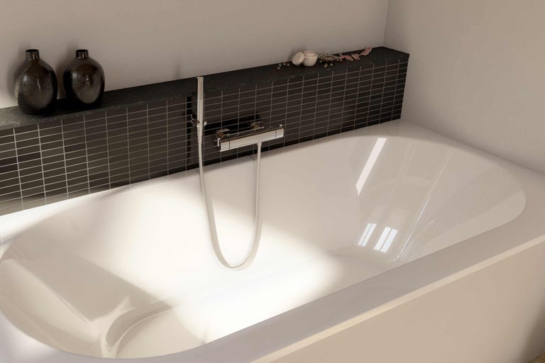 Badezimmer mit Badewanne, Armaturen und Dekorationsgegenständen