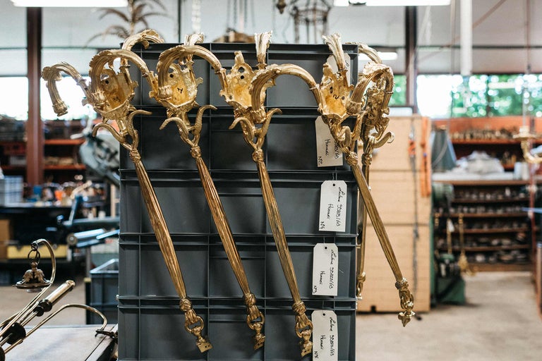 Plusieurs appliques murales dorées dans un rayonnage