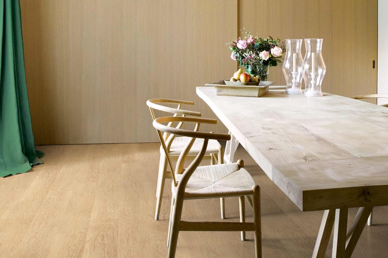 Heller Essbereich mit Holztisch, Stühlen und Dekoration