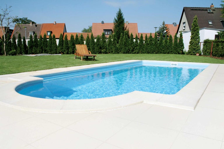 Piscine dans le jardin avec chaise longue