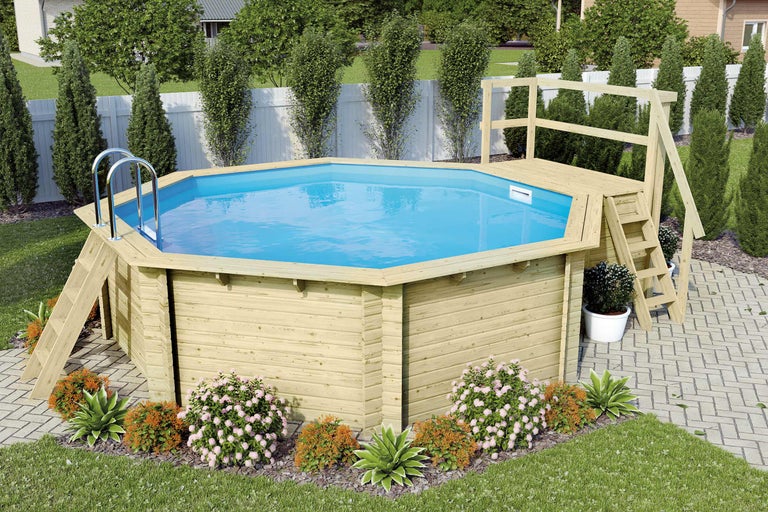Piscine octogonale en bois avec échelle et terrasse dans le jardin.