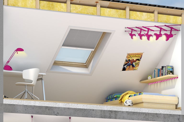 Ausgebautes Dachzimmer mit Dachfenster, Schreibtisch, Bett und Beleuchtung