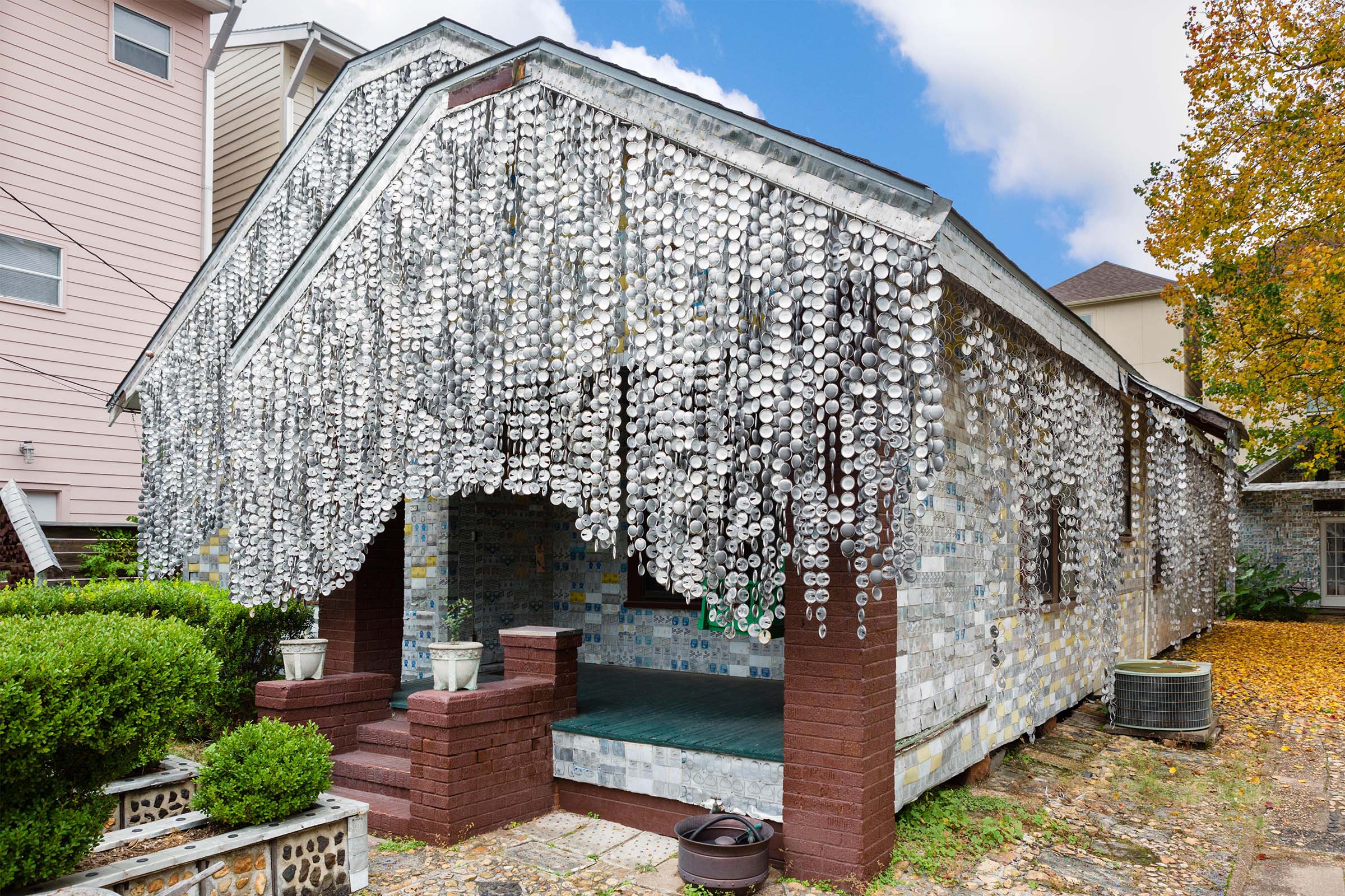 Façade de maison ornée de capsules de boisson et de carreaux