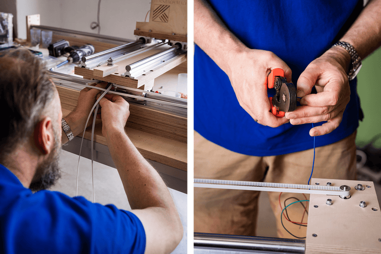 Un homme fixe une courroie crantée sur une construction en bois et coupe un câble avec un outil.