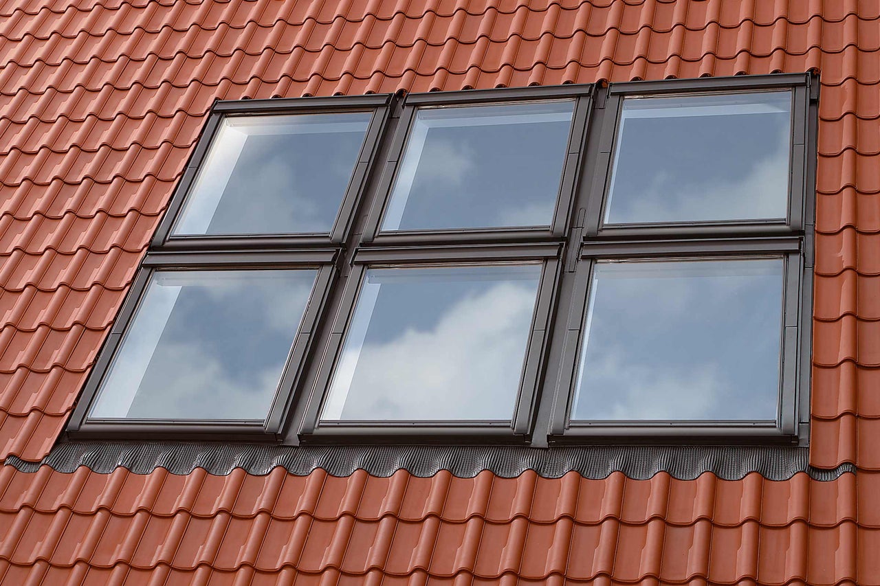 Sechs Dachfenster auf einem Ziegeldach