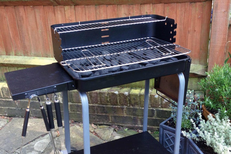 Holzkohlegrill mit Grillkohle, Ablage und Grillbesteck