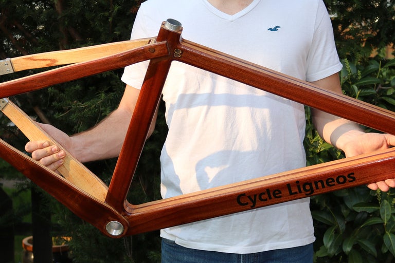 Cadre de vélo en bois en construction