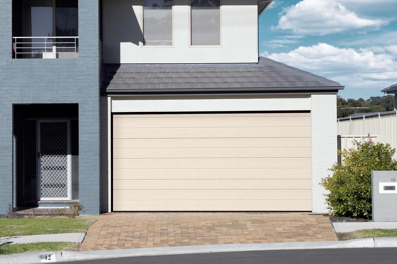 Vue de maison avec porte de garage