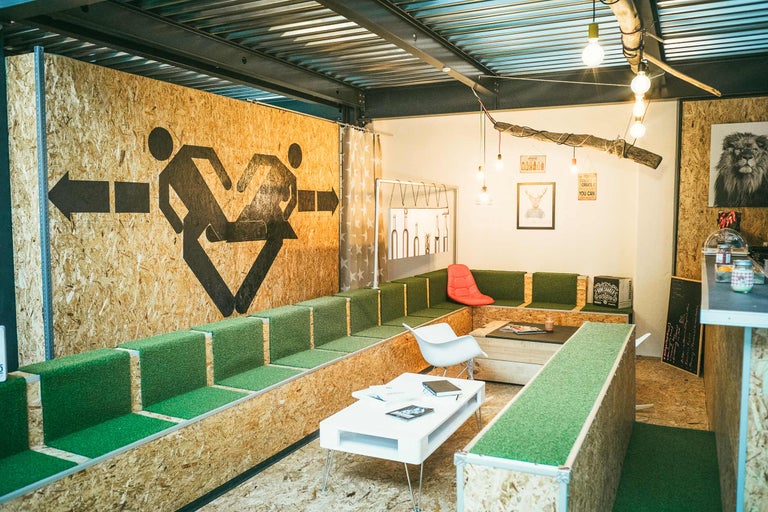 Innenraum mit Sitzgelegenheiten, Tischen und Wanddekorationen aus Holz