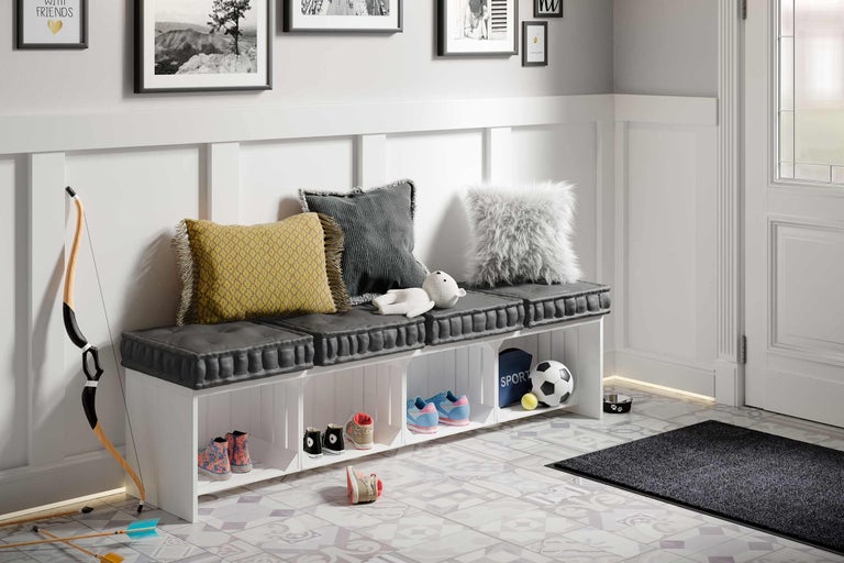 Couloir lumineux avec banc à chaussures blanc, coussins et décoration