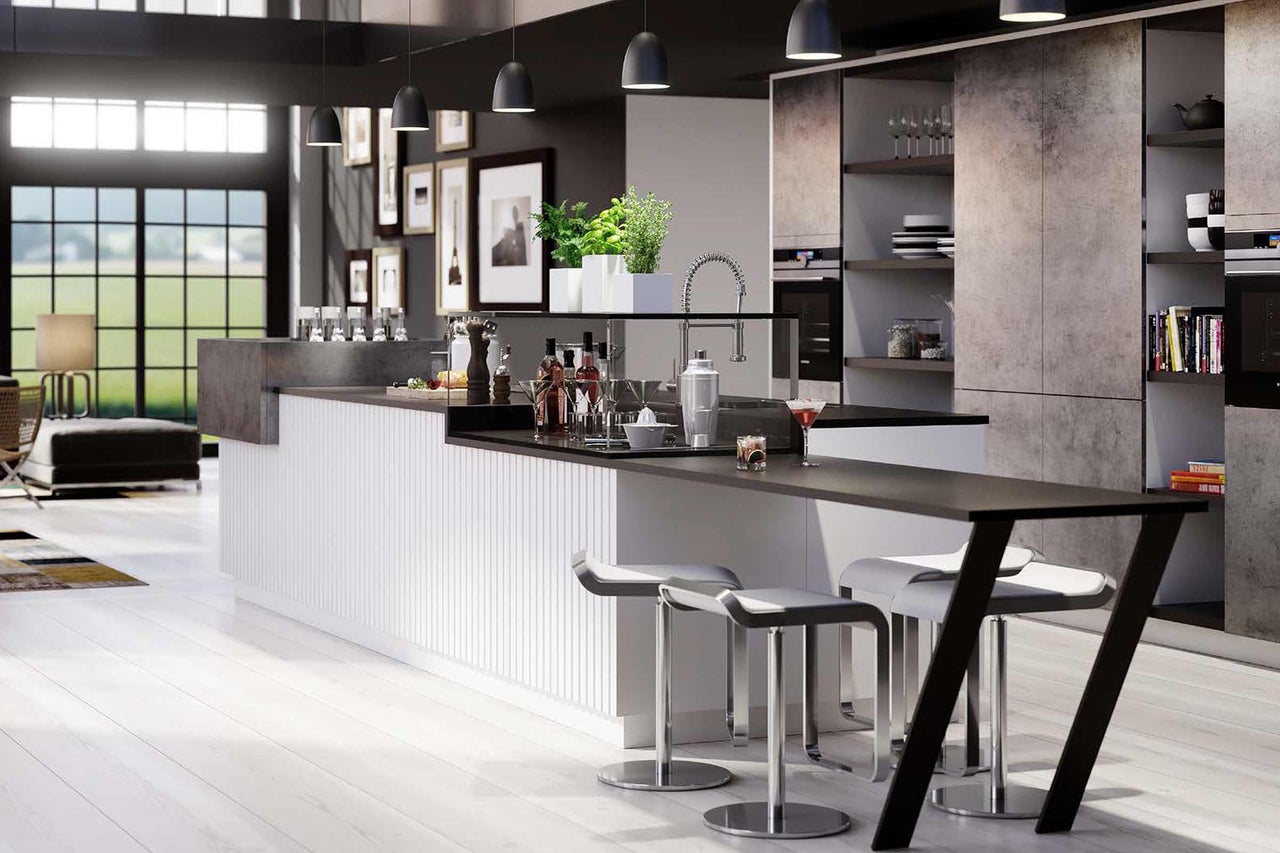 Cuisine claire avec îlot de cuisine, tabourets de bar et ustensiles de cuisine