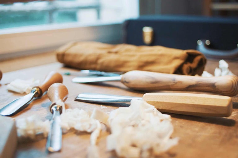 Ciseaux à bois avec manches en bois sur un établi avec des copeaux de bois
