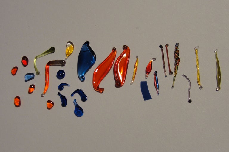 Assortiment de différentes décorations en verre