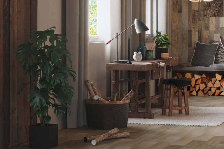 Helles Wohnzimmer mit Holzboden, Arbeitstisch, Zimmerpflanze und Kaminholz