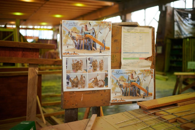 Atelier de menuiserie avec plans de construction pour une cabane de jeux sur le thème des pirates