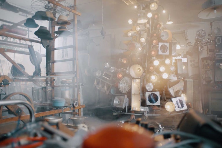 Atelier avec éclairage en forme de sapin de Noël et divers outils