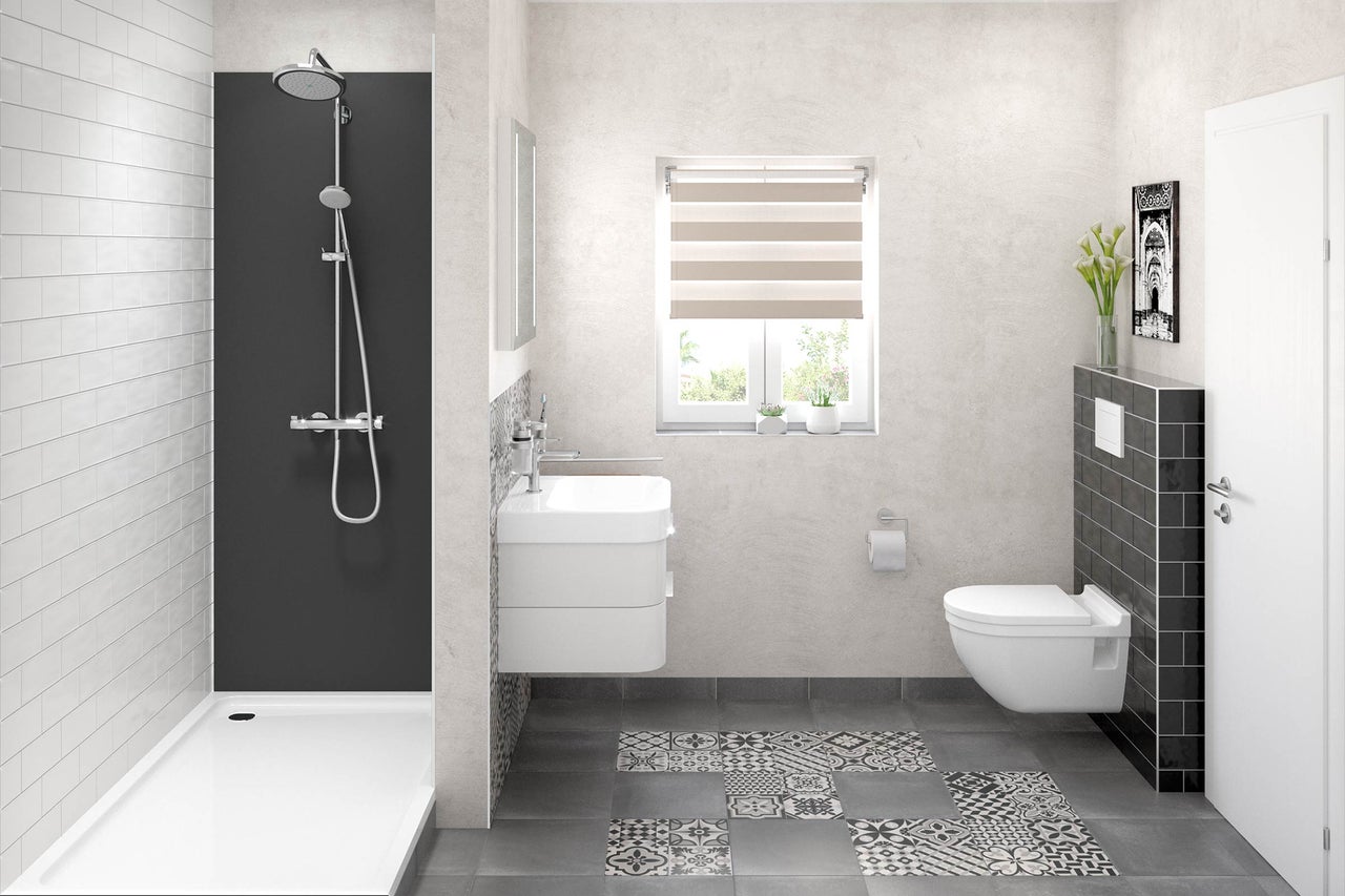 Salle de bain avec douche, lavabo, toilettes et fenêtre.