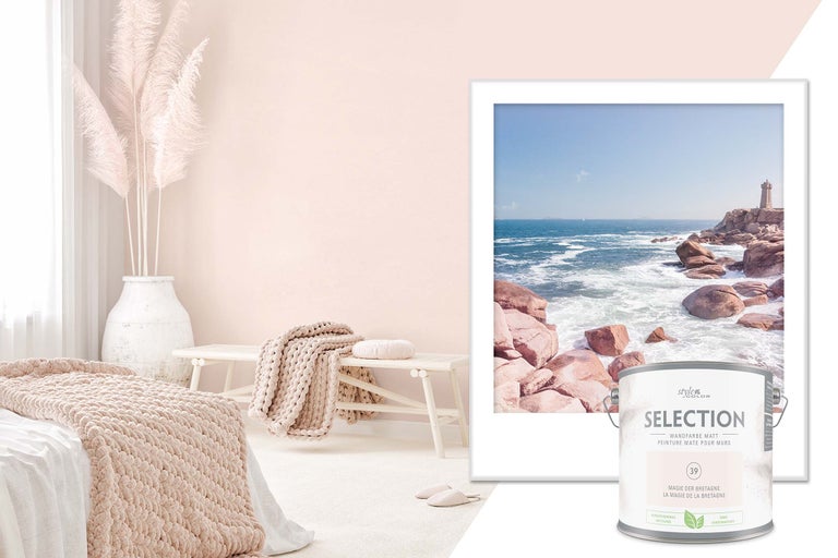 Helles Wohnzimmer mit Style Color Selection Wandfarbe, Meeresbild und Dekoration