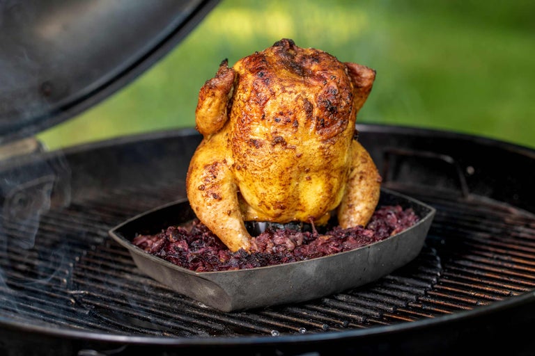 Gegrilltes Hähnchen auf Gemüse in einer Grillpfanne