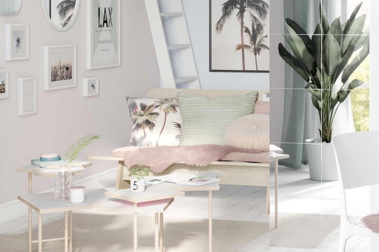 Wohnzimmer-Interieur mit Bank, Kissen, Beistelltischen, Zimmerpflanze und dekorativen Rahmen