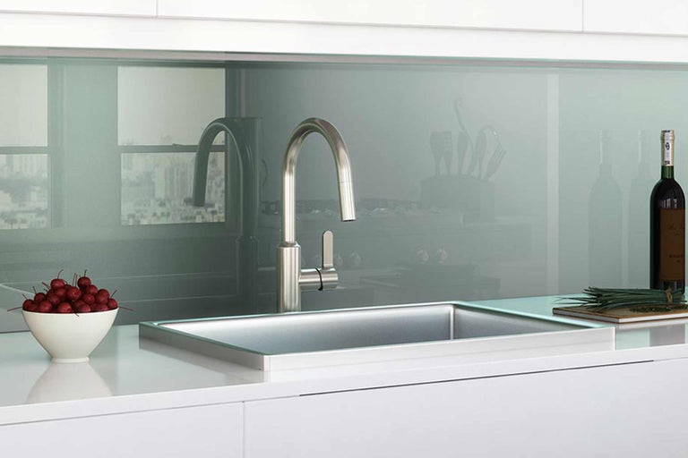 Küchenszene mit Spüle, Armatur, Rückwand und Dekoration