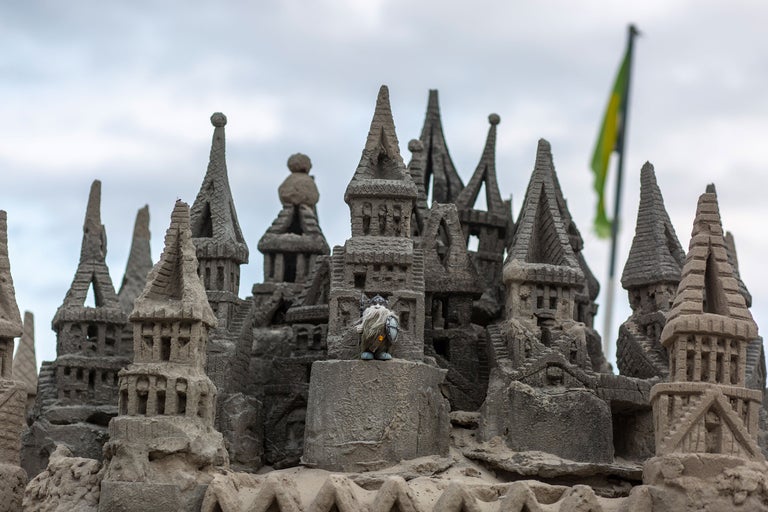 Sandburg mit Türmen und einer Zwergfigur