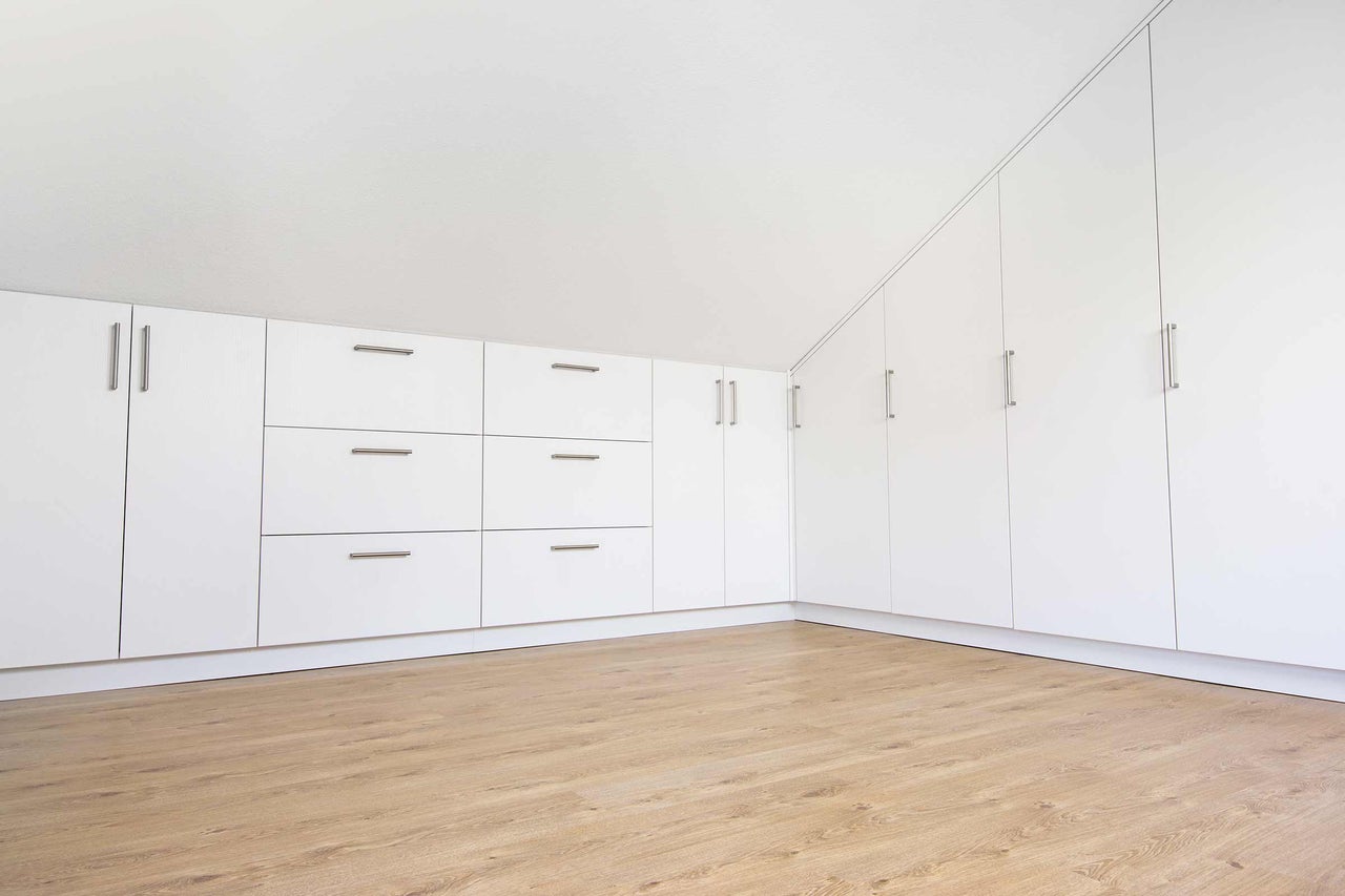 Dachboden mit Einbauschränken und Schubladen in Weiss