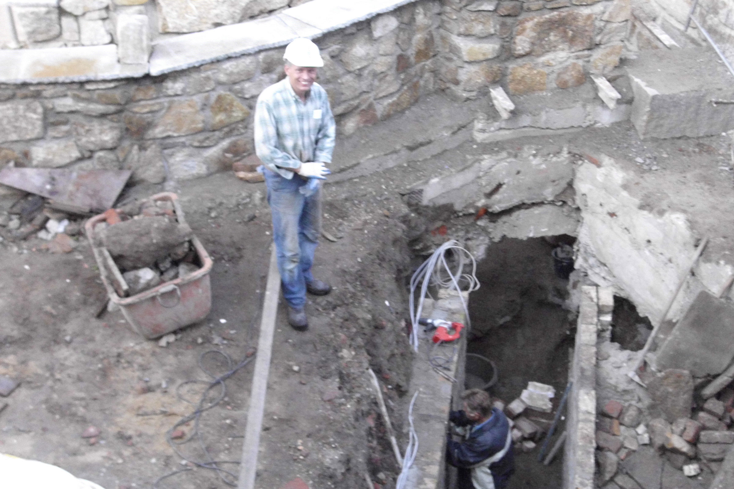 Baustelle mit Bauarbeitern bei der Arbeit an einem Mauerwerk