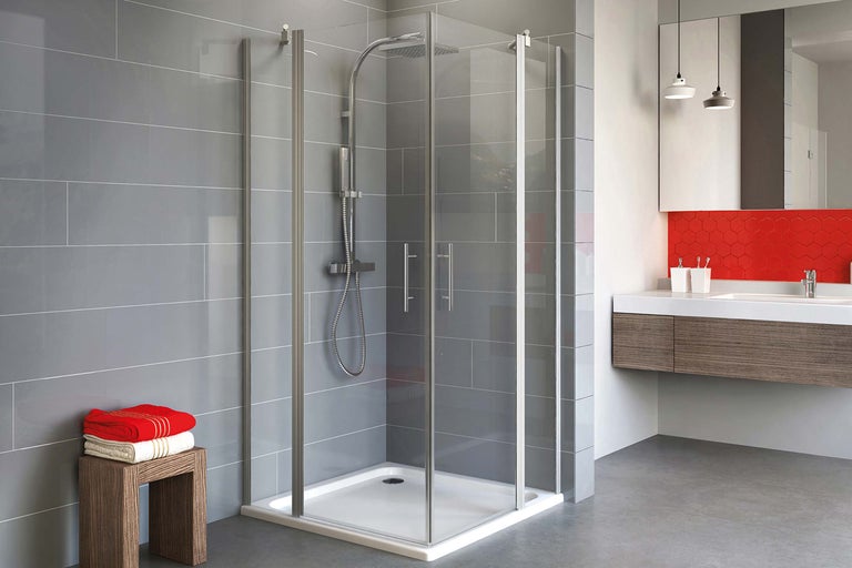 Begehbare Dusche mit Duschkopf, Armatur und Handtüchern im Badezimmer