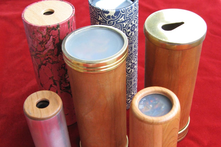 Plusieurs kaléidoscopes fabriqués avec différents matériaux