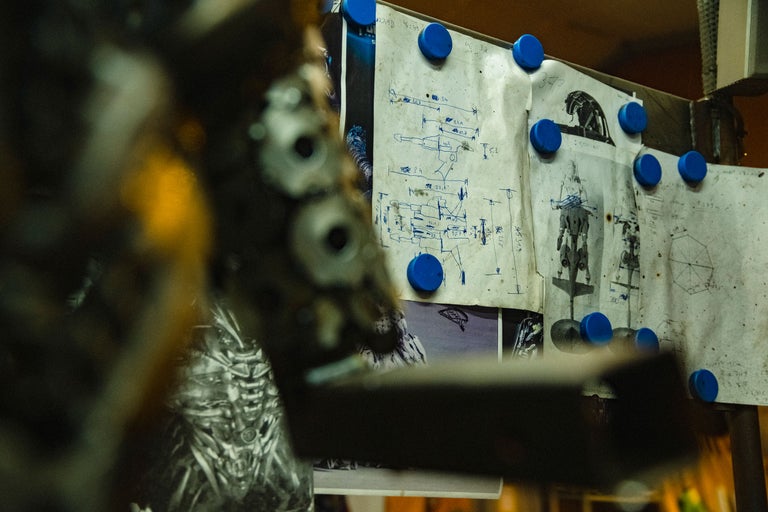 Croquis et notes fixés au mur avec des aimants.