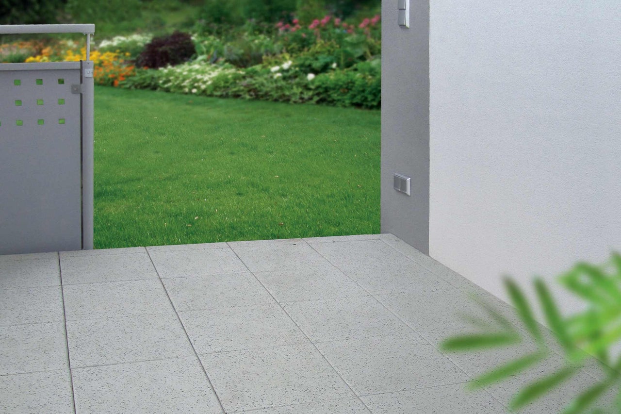 Aussenbereich mit Terrassenplatten und Gartenzaun