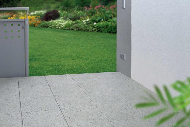 Extérieur avec dalles de terrasse et clôture de jardin