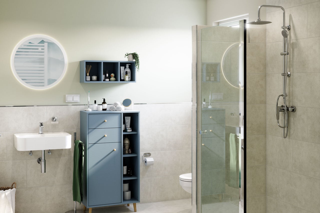 Helles Badezimmer mit Waschbecken, Spiegelschrank, Regal und Dusche
