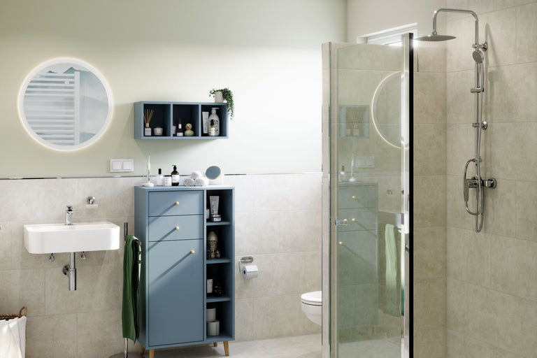 Helles Badezimmer mit Waschbecken, Spiegelschrank, Regal und Dusche