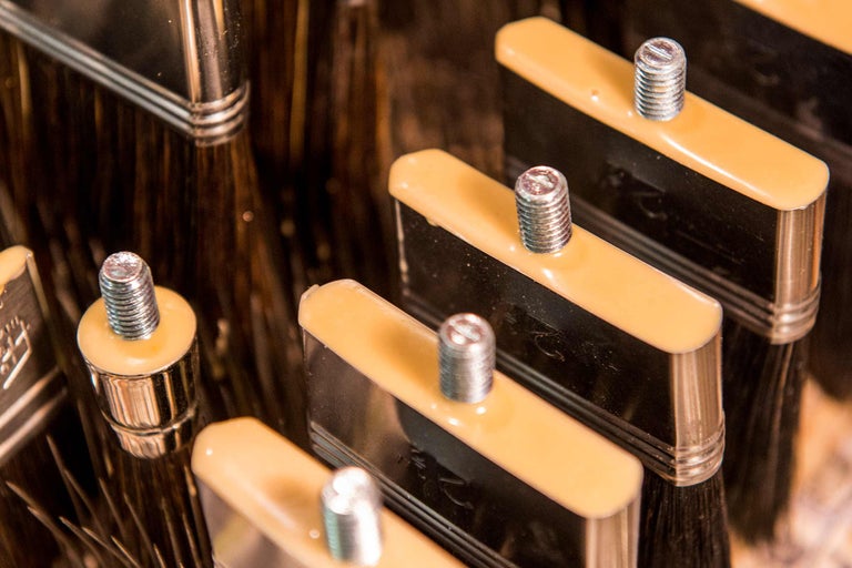 Plusieurs pinceaux à vernis avec manches en plastique et soies