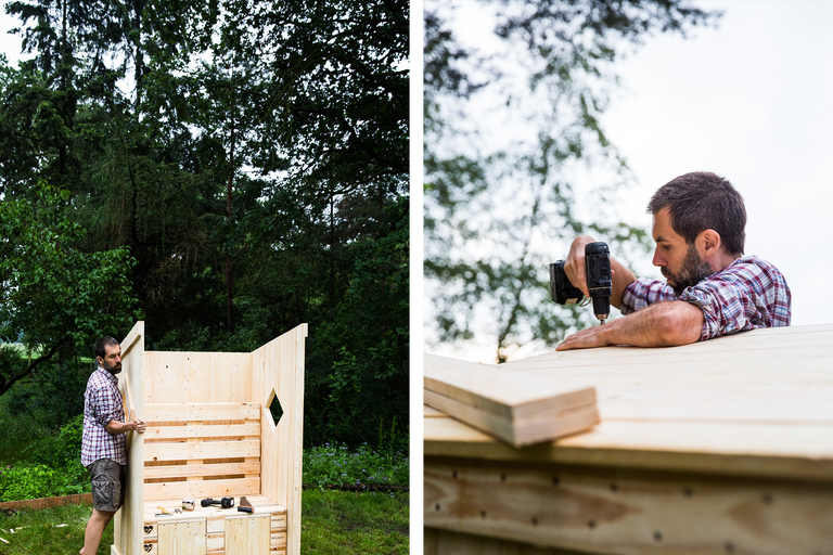 Un homme construit une cabane de jeux en bois avec des outils électriques dans le jardin.