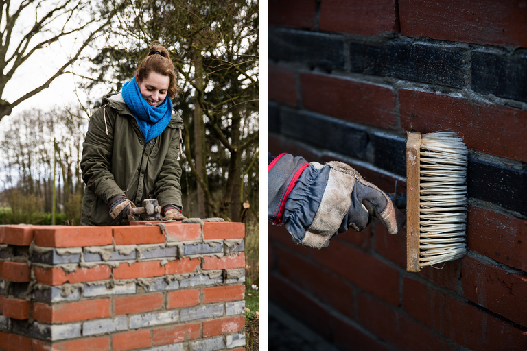 Une femme maçonne un mur et nettoie un mur en briques avec une brosse.