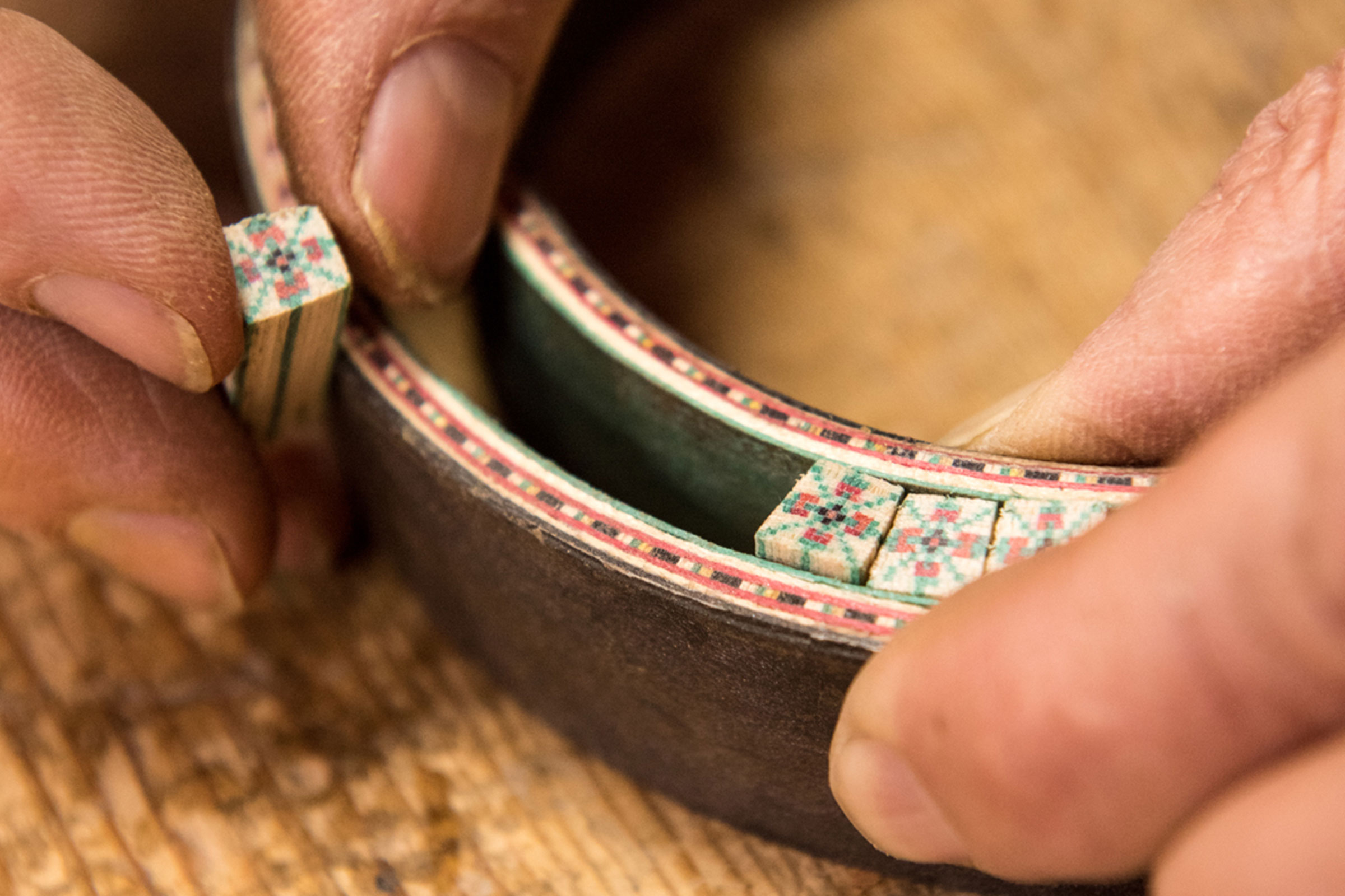 Bande de marqueterie insérée à la main dans un objet en bois