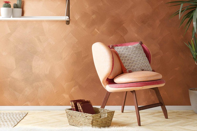 Salon décoratif avec fauteuil, coussins, étagères et plante