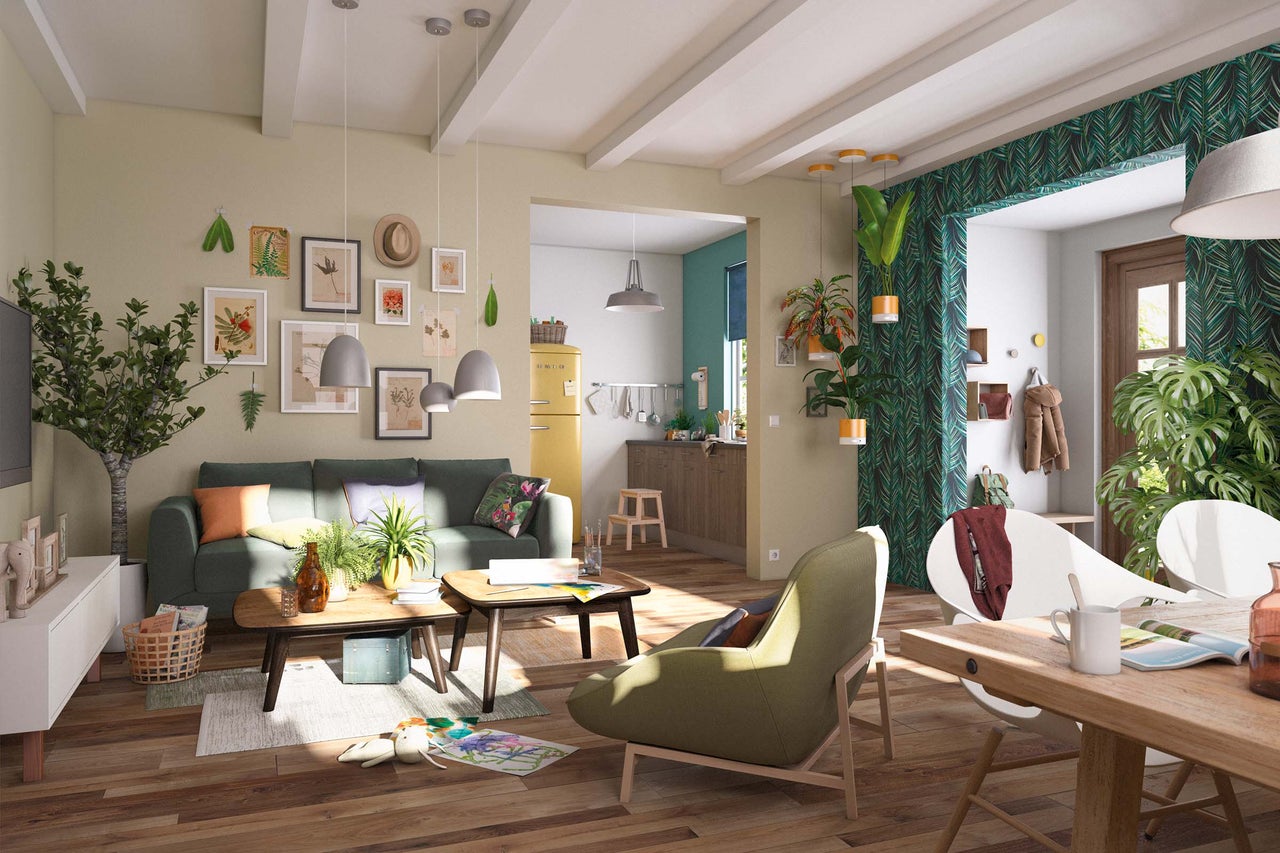 Helles Wohnzimmer mit grünem Sofa, Holztischen und Dekoration