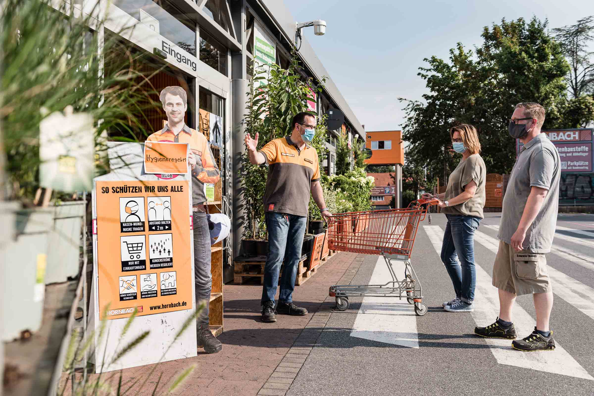 Les clients entrent dans le magasin de bricolage Hornbach, soutenus par des mesures d'hygiène telles que le port obligatoire d'un masque et les règles de distance.