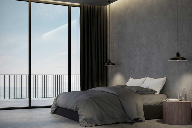 Chambre moderne avec lit, rideaux et grande fenêtre avec vue sur la mer
