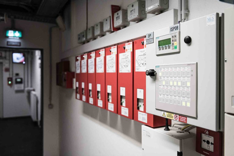 Système de détection d'incendie avec panneau de commande et avertissements au mur