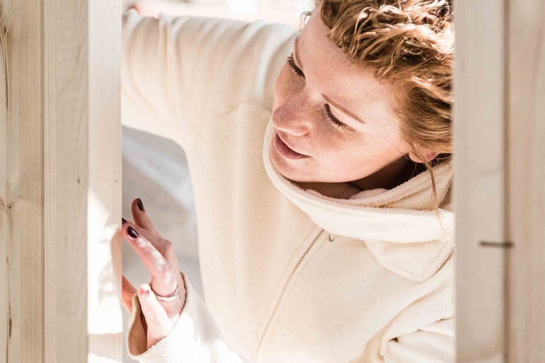 Femme avec un sweat à capuche en bois