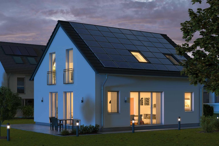 Maison avec installation solaire sur le toit au crépuscule
