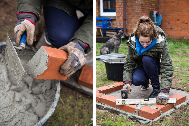 Une personne travaille des briques avec du mortier et une truelle pour un projet de construction en extérieur.
