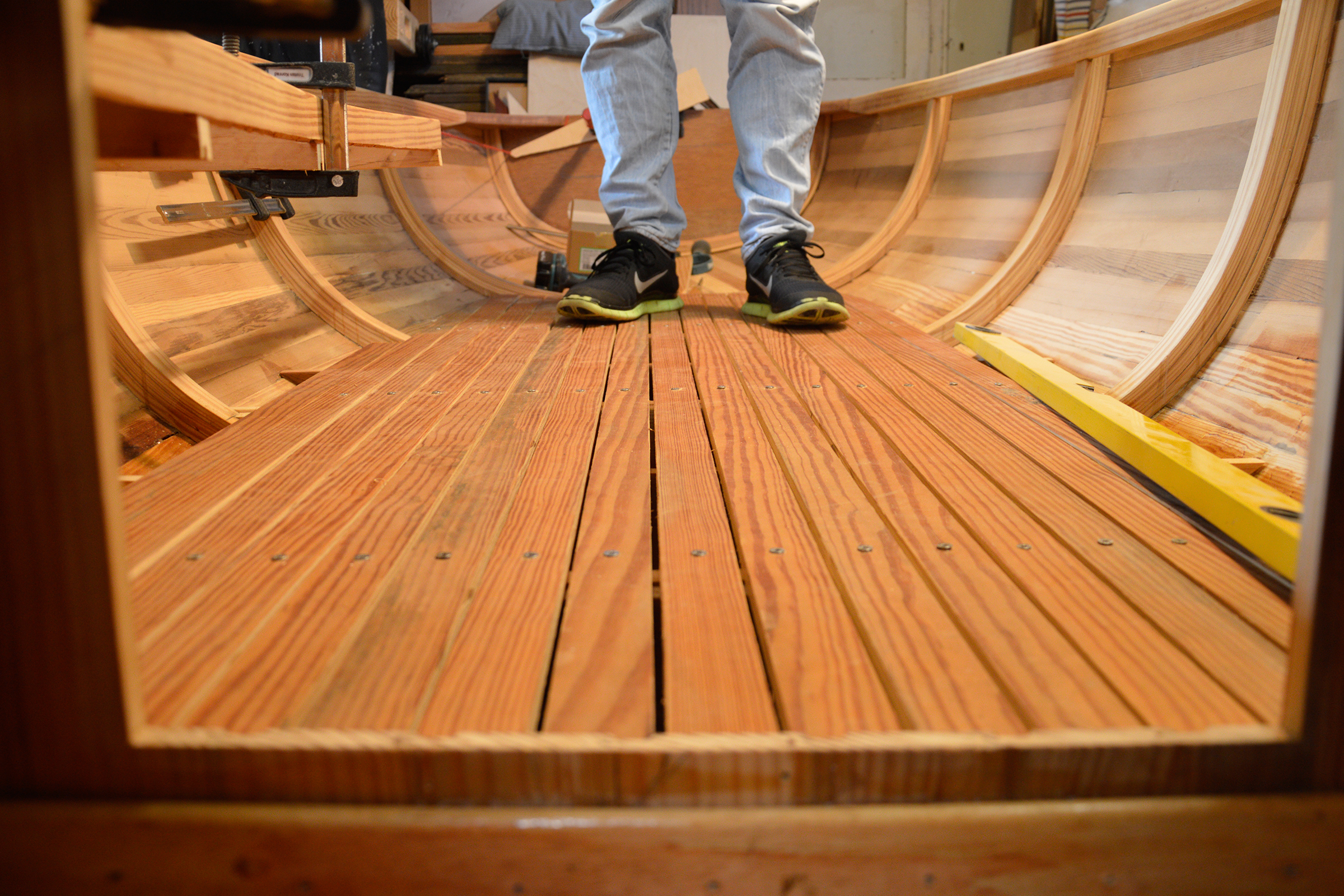 Bootsbau mit Holz: Blick in das Innere im Bau befindlichen Boots