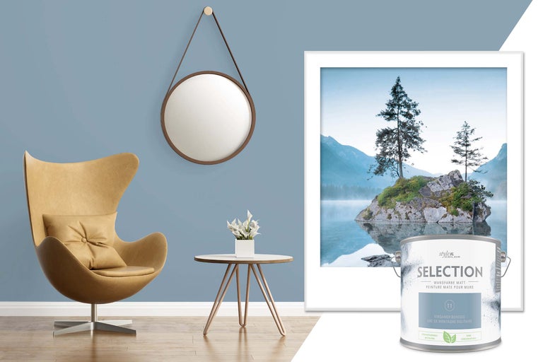 Wohnszene mit Sessel, Tisch mit Blumenvase, Spiegel, gerahmtem Bild und Dose Wandfarbe