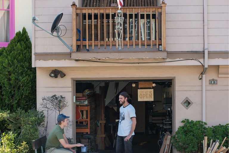 Hausfassade mit Werkstatt und Dekorationen